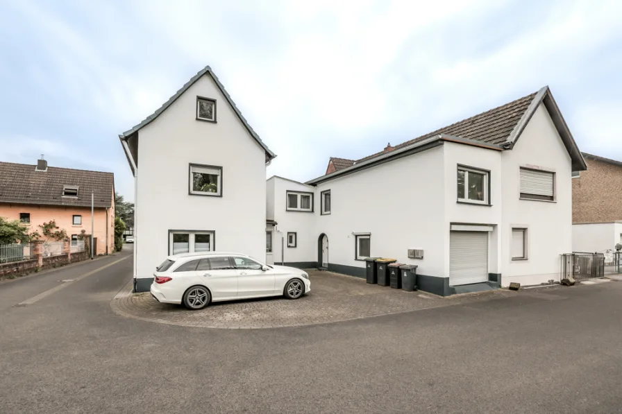 Außenansicht - Haus kaufen in Sankt Augustin - Vermietetes Zweifamilienhaus mit separatem Gartengrundstück in Birlinghoven