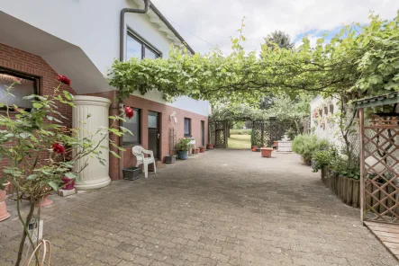 Hof - Haus kaufen in Königswinter / Heisterbacherrott - Idyllisches Wohnhaus mit tollem Innenhof und Garten *provisionsfrei*