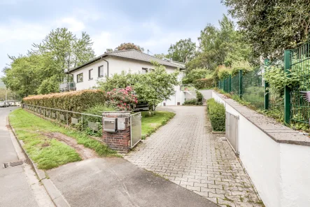 Außenansicht / Zufahrt - Haus kaufen in Königswinter - Idyllisches Haus in Bockeroth mit Einliegerwohnung im Erdgeschoss und Garten