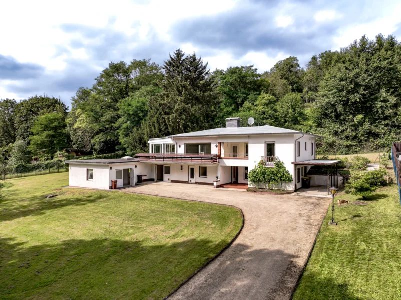 Außenansicht - Haus kaufen in Königswinter - Einzigartiges Einfamilienhaus in Königswinter am Fuße des Petersberges