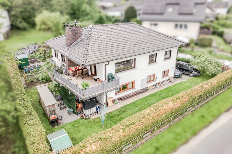 Luftbild - Haus kaufen in Königswinter - Gepflegtes Wohnhaus mit ebenerdiger Einliegerwohnung und Garten