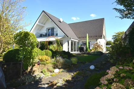 Rückansicht - Haus kaufen in Overath - Charmantes Landhaus mit Weitblick in Overather Höhenlage