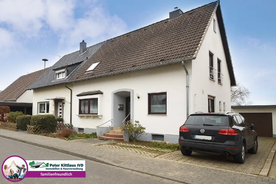 Hausansicht - Haus kaufen in Sankt Augustin - Platz für die ganze Familie! Attraktive Doppelhaushälfte in Sankt Augustin-Buisdorf