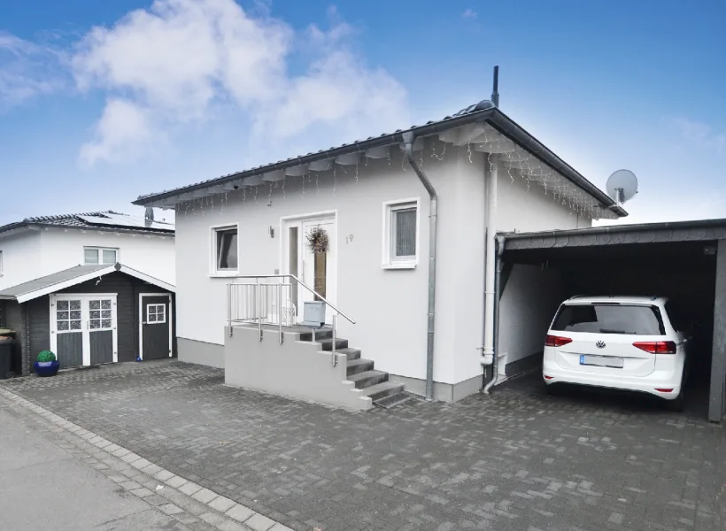 Hausansicht - Haus kaufen in Hennef - Klein, Fein, Mein - Kleines Familiendomizil in naturnaher Lage
