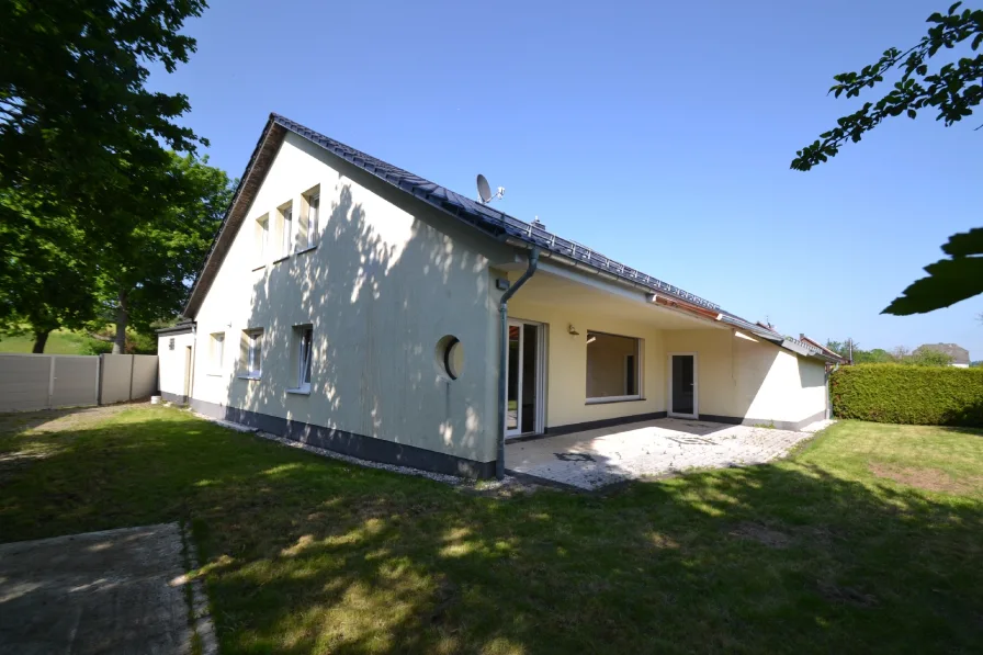 Rückansicht des Hauses mit Garten - Haus kaufen in Altenkirchen - Familientraumhaus in Altenkirchen!