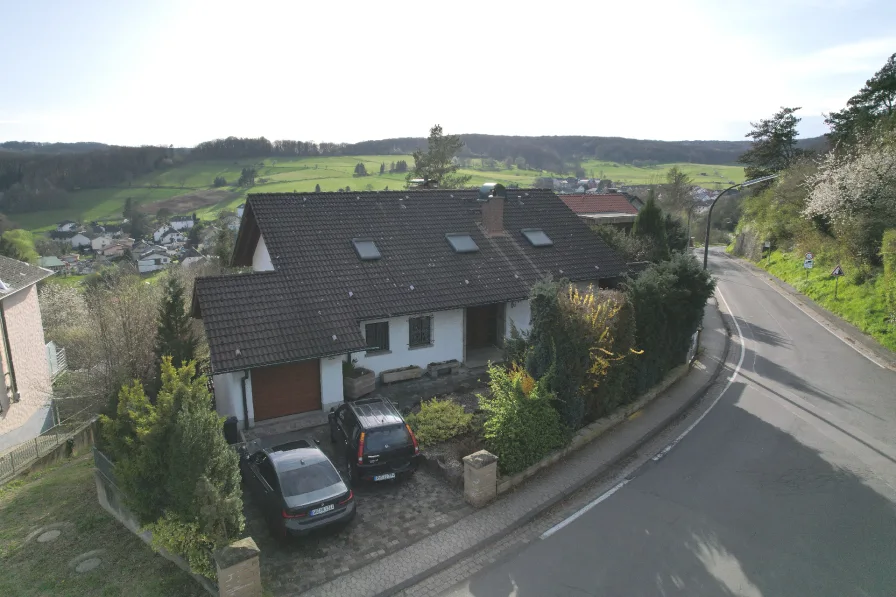 Hausansicht - Haus kaufen in Remagen - Oberwinter: Haus mit Weitblick und Platz für die ganze Familie