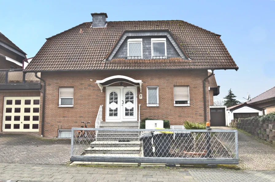 Frontansicht - Haus kaufen in Sankt Augustin - Freistehendes 1-2 Familienhaus in Waldrandlage von Niederpleis