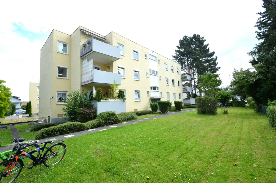 Haus- u. Gartenansicht - Wohnung kaufen in Sankt Augustin - Lichtverwöhnte, sofort beziehbare 4-Zimmerwohnung in guter Hangelarer Lage