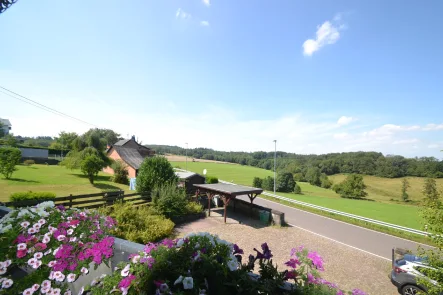 ...mit diesem herrlichen Ausblick - Wohnung kaufen in Vettelschoss - 3-Zimmer-Wohnung in Vettelschoss: Loggia, Stellplatz und Panoramablick - Wohnen mit Erholungswert