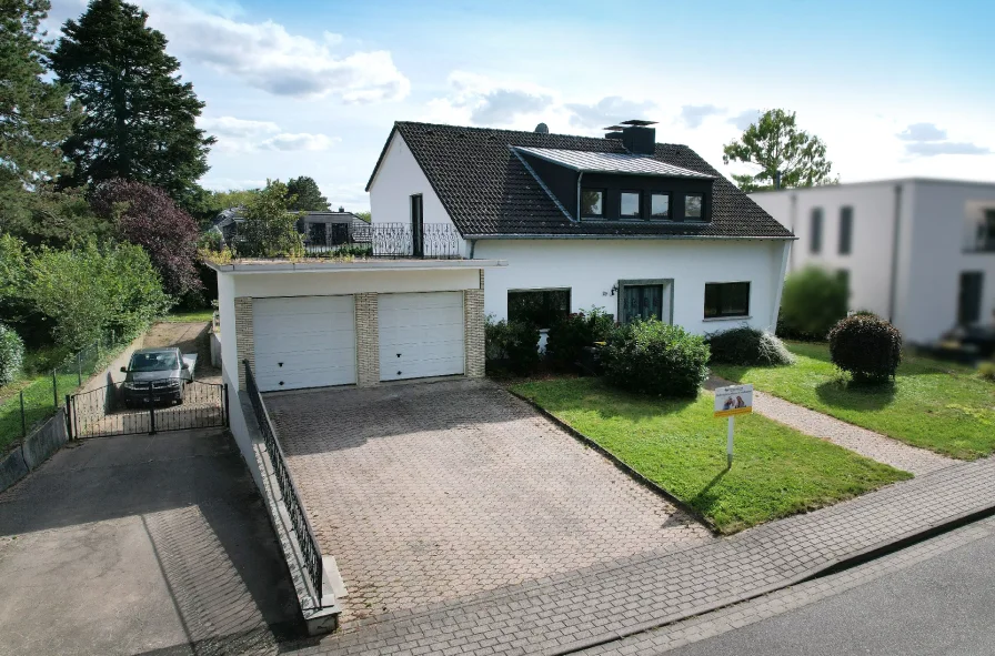 Straßenansicht - Haus kaufen in Sankt Augustin - Luxuslage mit Potenzial: Renovierungsbedürftiges Einfamilienhaus auf Traumgrundstück!