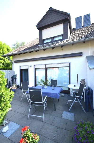 Hausansicht/Terrasse vorne