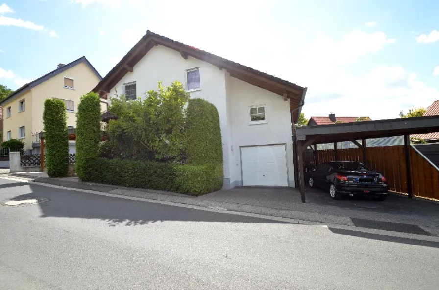 Seitliche Straßenansicht - Haus kaufen in Siegburg - SU-Kaldauen: Freistehendes Wohnhaus mit Garage + 2 Carports in ruhiger Seitenstraße