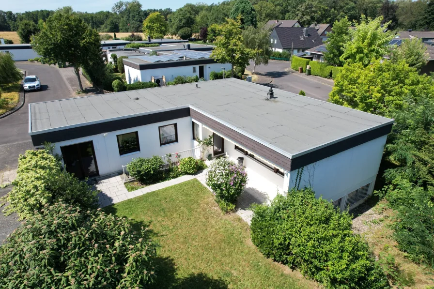 Hausansicht - Haus kaufen in Sankt Augustin - Niederpleis: Freistehender Winkel-Bungalow mit Garage und netter Nachbarschaft