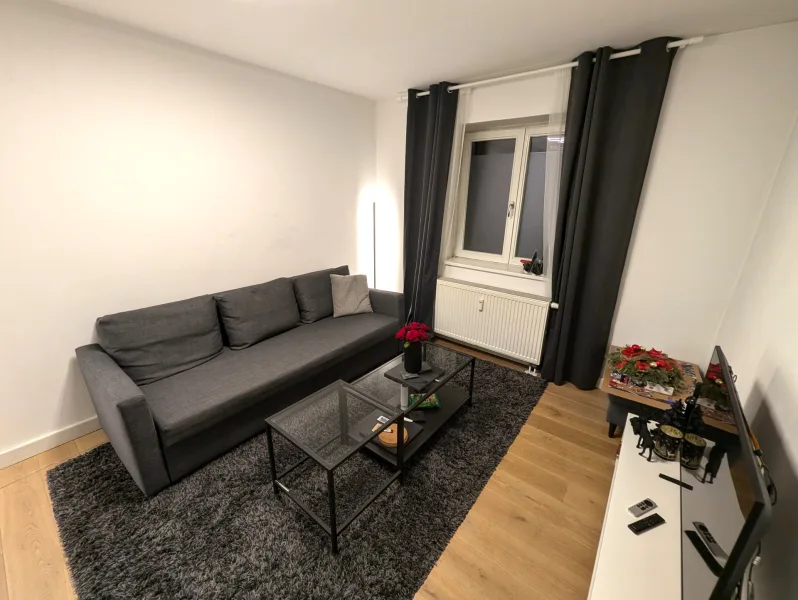 Wohnzimmer - Wohnung kaufen in Hürth - Köln-Hürth: Moderne 2-Zimmer-Erdgeschosswohnung – Mit Stellplatz ideal für Anleger