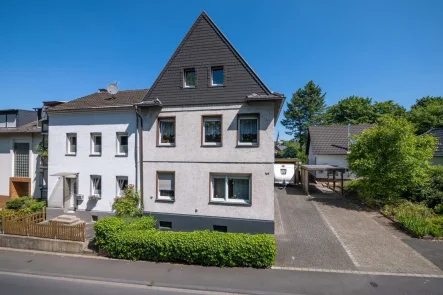 Straßenansicht - Haus kaufen in Siegburg / Wolsdorf - ***SU-Wolsdorf: Zwei Häuser - ein Preis***