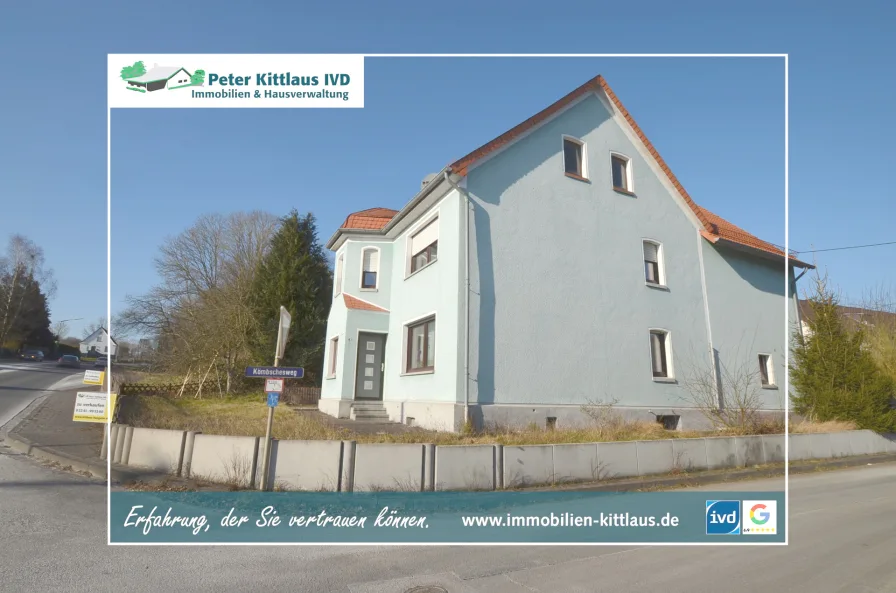 Straßen-Seitenansicht - Haus kaufen in Helmenzen - Charmantes Einfamilienhaus in Helmenzen - Nähe Altenkirchen