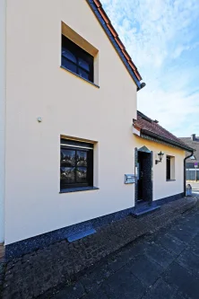 Hausansicht_2 - Haus kaufen in Troisdorf - Doppelhaushälfte mit großem Garten, Garage & 2 Stellplätzen in Troisdorf-Sieglar - bezugsfrei!