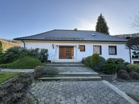 M 2394, Frontansicht - Haus kaufen in Ennepetal - Großzügiger Bungalow, Partykeller, Pool, Doppelgarage und Ausbaupotenzial in ruhiger Lage!