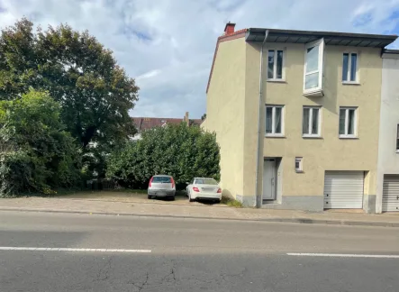 Frontansicht - Haus kaufen in Saarbrücken - Energieeffizienzhaus mit Baugrundstück in Alt-Saarbrücken