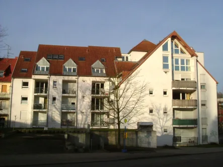 Gebäuderückseite/ Parkplatz - Wohnung mieten in Saarbrücken - Helle 1 ZKB in bevorzugter Lage in Saarbrücken-Am Homburg