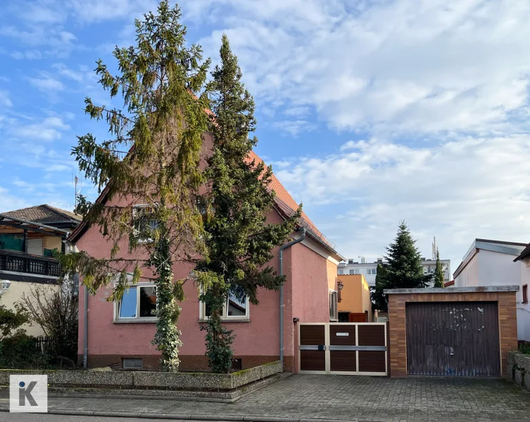 Titel - Haus kaufen in Haßloch - Einfamilienhaus mit Garten, Innenhof, Anbauten und Garage in Haßloch sucht seinen neuen Eigentümer