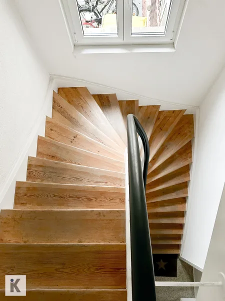 Saniertes Treppenhaus - Haus kaufen in Mannheim - Sanierter Bereich umarmt grandioses Umbaupotenzial!