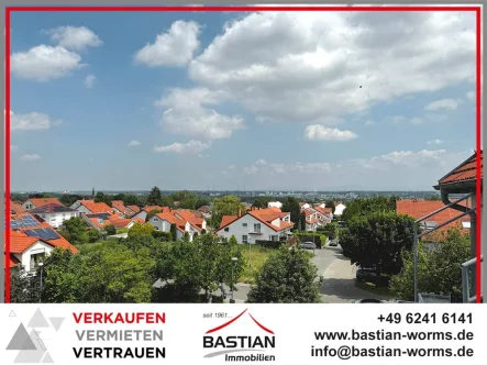 Headfoto 2219 - Wohnung kaufen in Worms - Raumhaft schön: Vermietete Dachgeschoss-Maisonette-Terrassen-Wohnung in Worms-Herrnsheim!