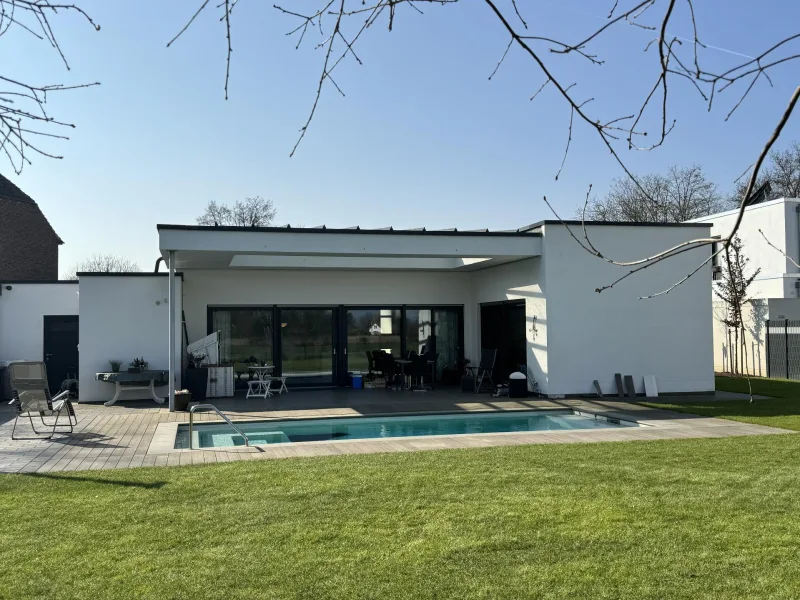 Rückansicht  - Haus kaufen in Wesel - Wohnen wie im Süden! Neubau- Bungalow mit Swimming- Pool in Lackhausen 
