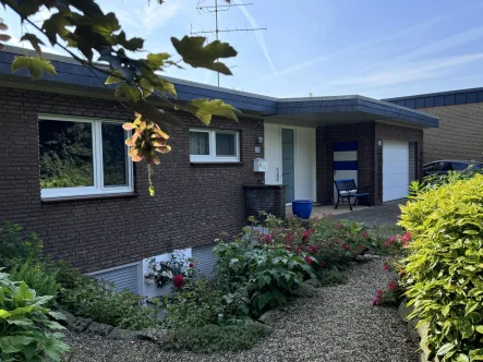 Hochwertige Gartengestaltung  - Haus kaufen in Wesel - RESERVIERT! Bungalow mit großer Garage  und  Sonnenterrasse in Obrighoven 