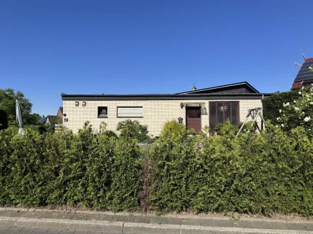 Straßenansicht  - Haus kaufen in Wesel - Sanierungsbedürftiger Bungalow in ruhiger Sackgasse von Büderich  