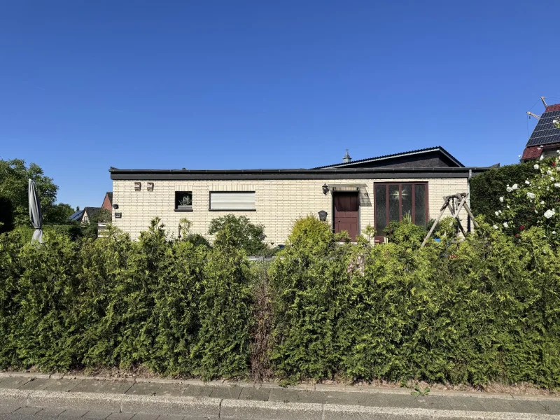 Straßenansicht  - Haus kaufen in Wesel - Sanierungsbedürftiger Bungalow in ruhiger Sackgasse von Büderich  