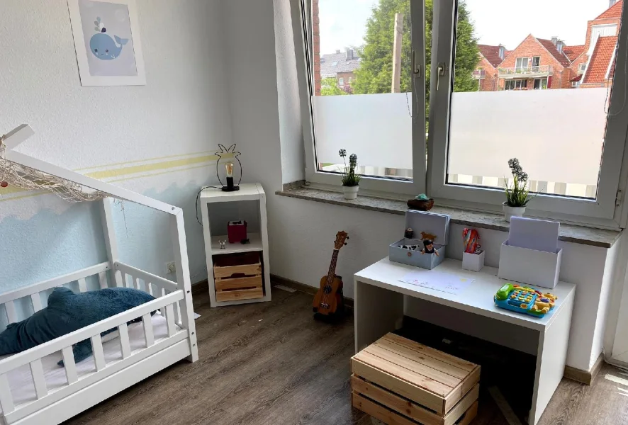 Kinderzimmer / Büro mit Austritt Balkon 2