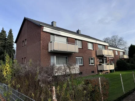 Rückansicht 1. Obergeschoss links  - Wohnung mieten in Wesel - Modernisierte Wohnung mit Balkon in Fusternberg wartet auf Sie!