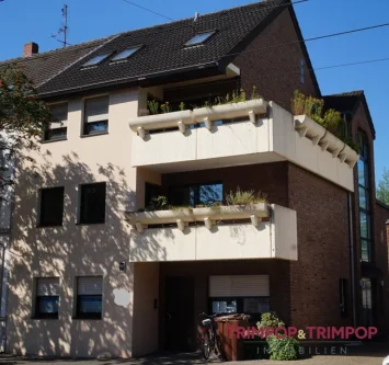 Hausansicht - Wohnung mieten in Krefeld - ZENTRALES GLÜCK! 3-Zimmer-Maisonettewohnung mit Balkon in Fischeln zu vermieten!