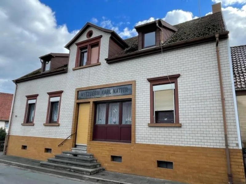 Vorderseite Wohnhaus - Haus kaufen in Obermohr - Renovierungsbedürftiges  Ein- bis Zweifamilienhaus mit Nebengebäude und großzügigem Grundstück 