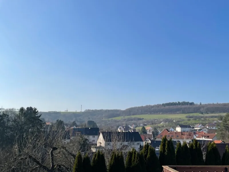 mit  schönem Fernblick über den Ort