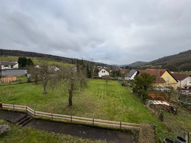 Blick von der Dachterrasse zum Grundstück