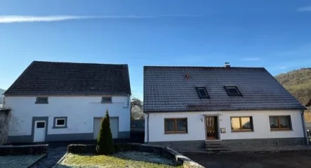 Gesamtansicht mit Nebengebäude - Haus kaufen in Altenglan - Großzügiges und modernisiertes ehemaliges Bauernhaus mit Nebengebäude 