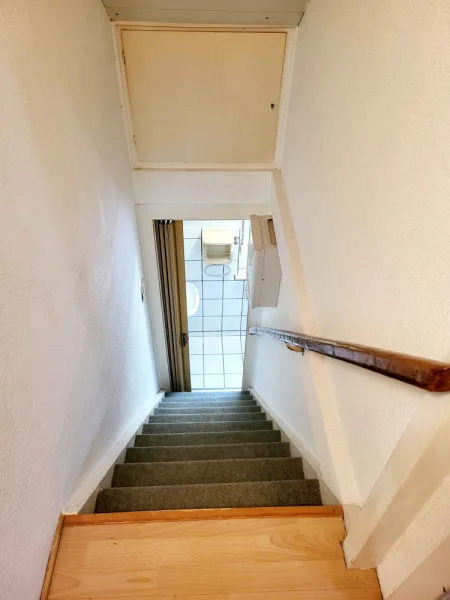 Treppe DG mit Blick zum WC