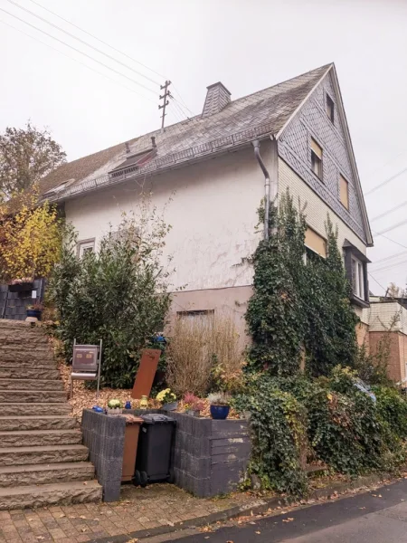 Hausansicht 1 - Haus kaufen in Mudersbach - ZWANGSVERSTEIGERUNG: EFH mit Garage in Mudersbach