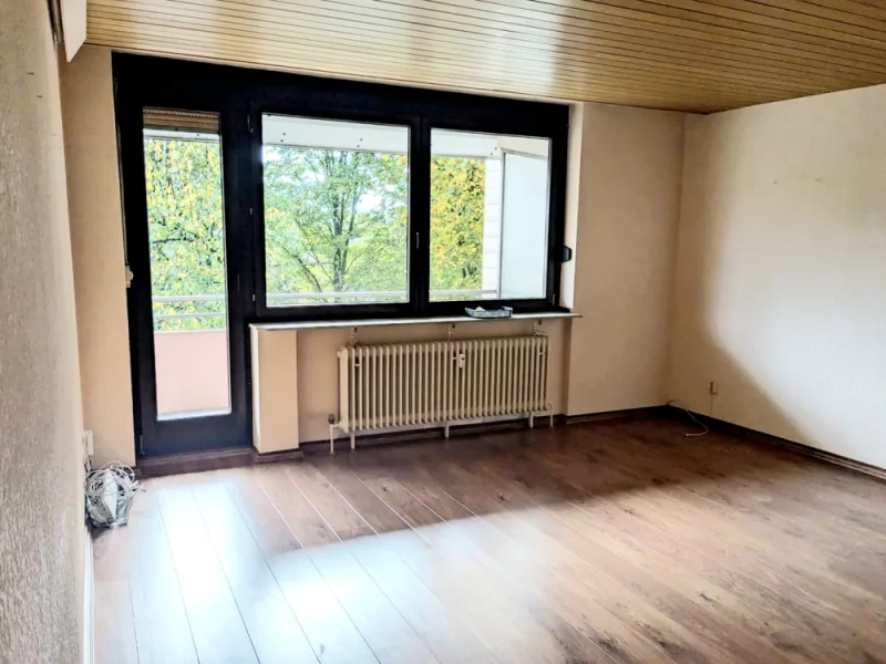 Wohnzimmer mit Zugang zum Balkon