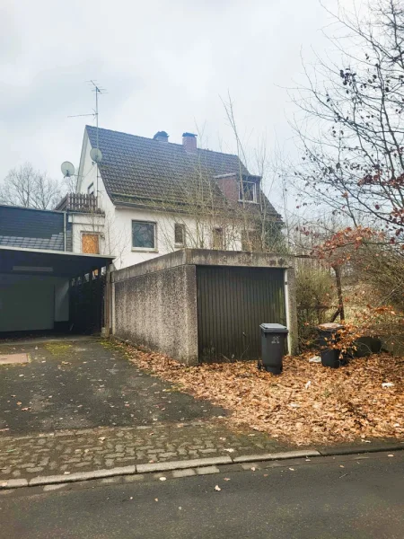 Außenansicht - Haus kaufen in Siegen - ZWANGSVERSTEIGERUNG: DHH mit Garage in Siegen- Geisweid