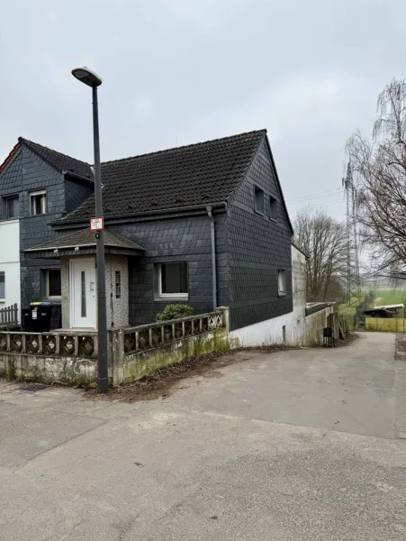 Vorderansicht  - Haus kaufen in Köln / Höhenhaus - Schaffen Sie sich ein neues Zuhause! EFH mit 2 Garagen in Höhenhaus