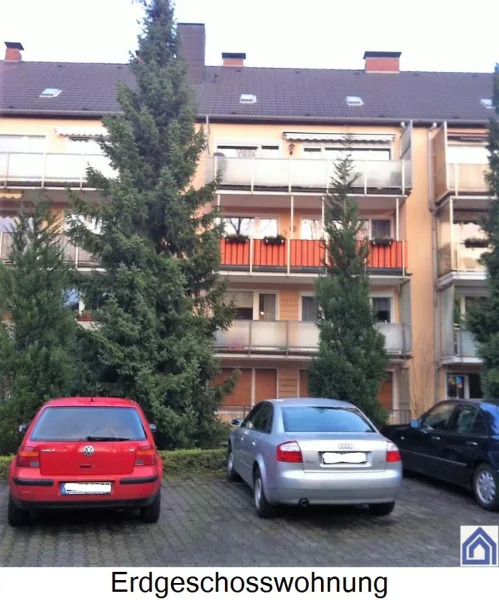 Blick vom Parkplatz auf MFH