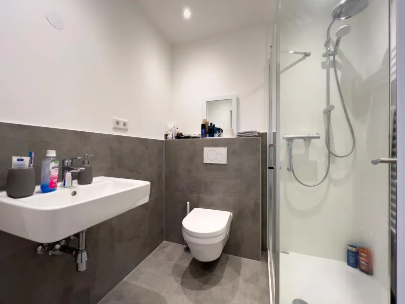 Badezimmer mit Dusche - Wohnung kaufen in Solingen - ETW // saniertes Apartment mit Garage