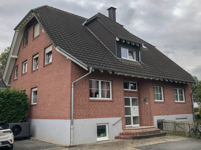 Frontansicht - Wohnung kaufen in Fröndenberg - Vermietete Dachgeschosswohnung mit Balkon und 2 Stellplätzen