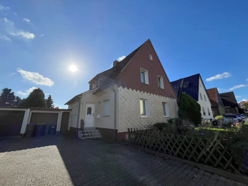 Frontansicht - Haus kaufen in Unna - Schönes Zweifamilienhaus mit Garten und Garage