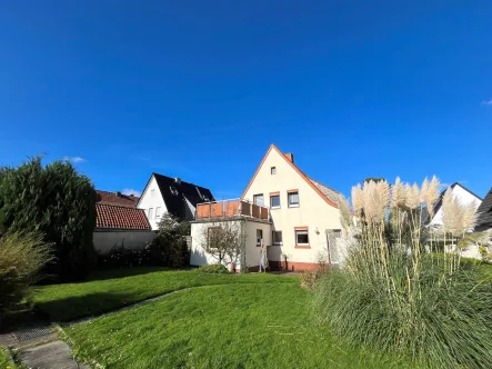 Gartenansicht - Haus kaufen in Unna - Schönes Zweifamilienhaus direkt am Bornekamptal