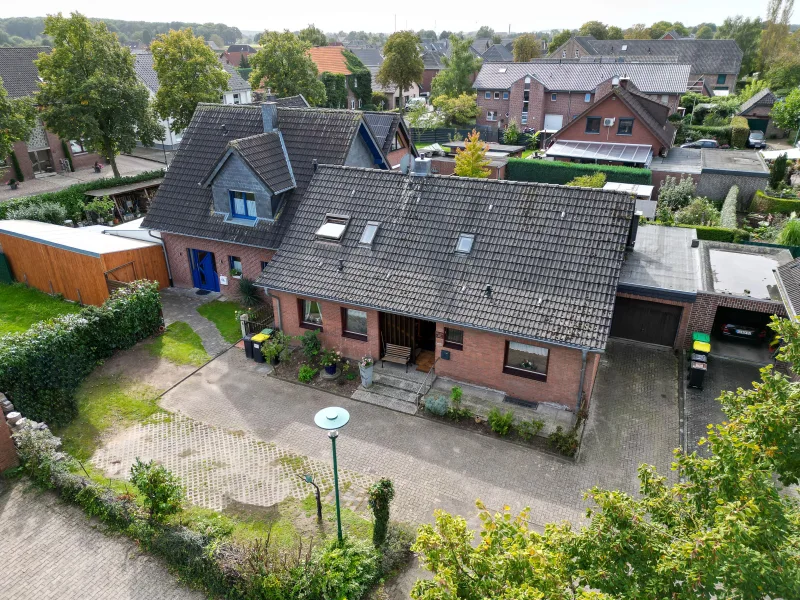 Luftbild Strassenseite - Haus kaufen in Kalkar - Traumhaftes Mehrgenerationenhaus in ruhiger ländlicher Lage - ideal für große Familien!