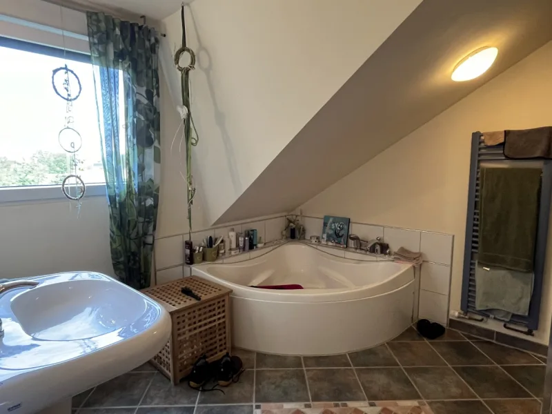 Badezimmer mit Eckbadewanne...